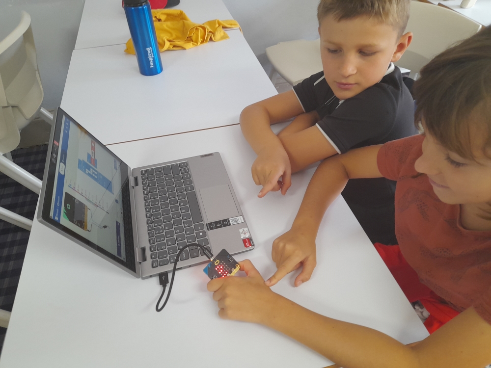 children-coding-with-microbit